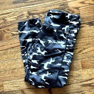 Vogo Athleta cropped leggings. Camo. L